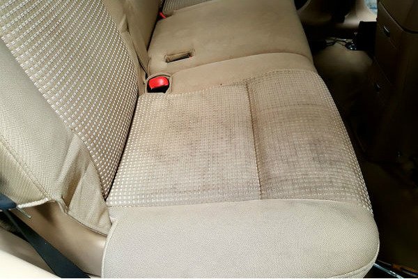 Cách làm sạch ghế ô tô bằng vải, da và da lộn