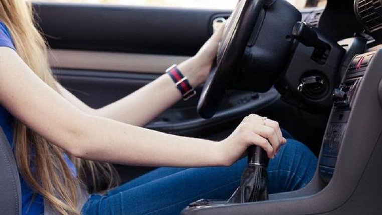 5 điều bạn không nên làm khi lái xe số tự động