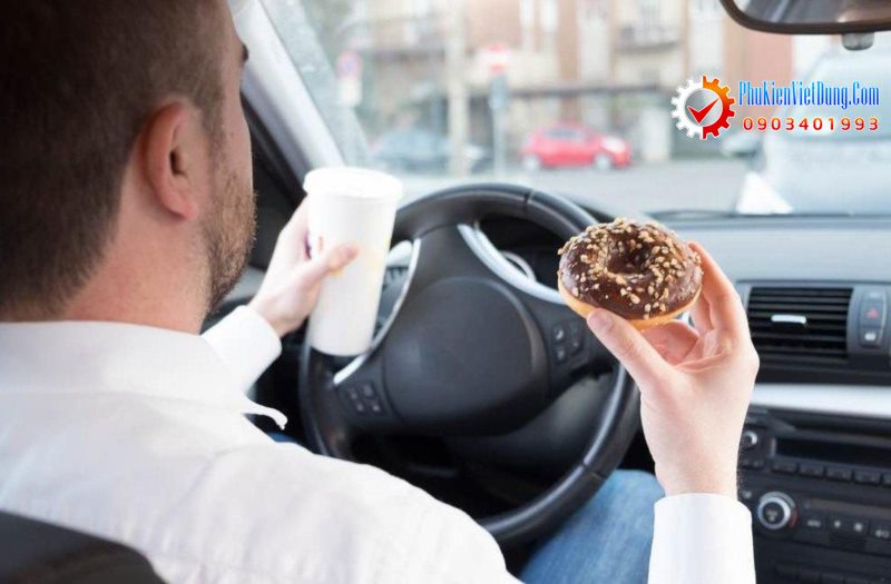 Không nên ăn uống và làm rơi vãi đồ ăn trên xe