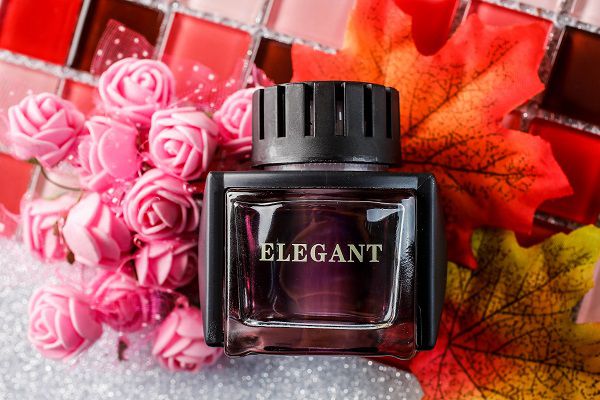 Nước hoa, sáp thơm ô tô: Nên chọn loại nào ?