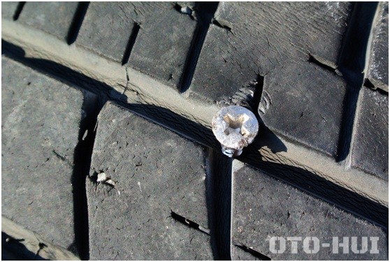 Có nên lái xe khi lốp bị cán đinh ?