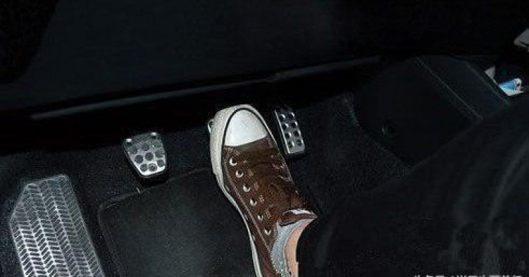 Cách xử lý khi xe bị kẹt chân ga đơn giản và an toàn nhất