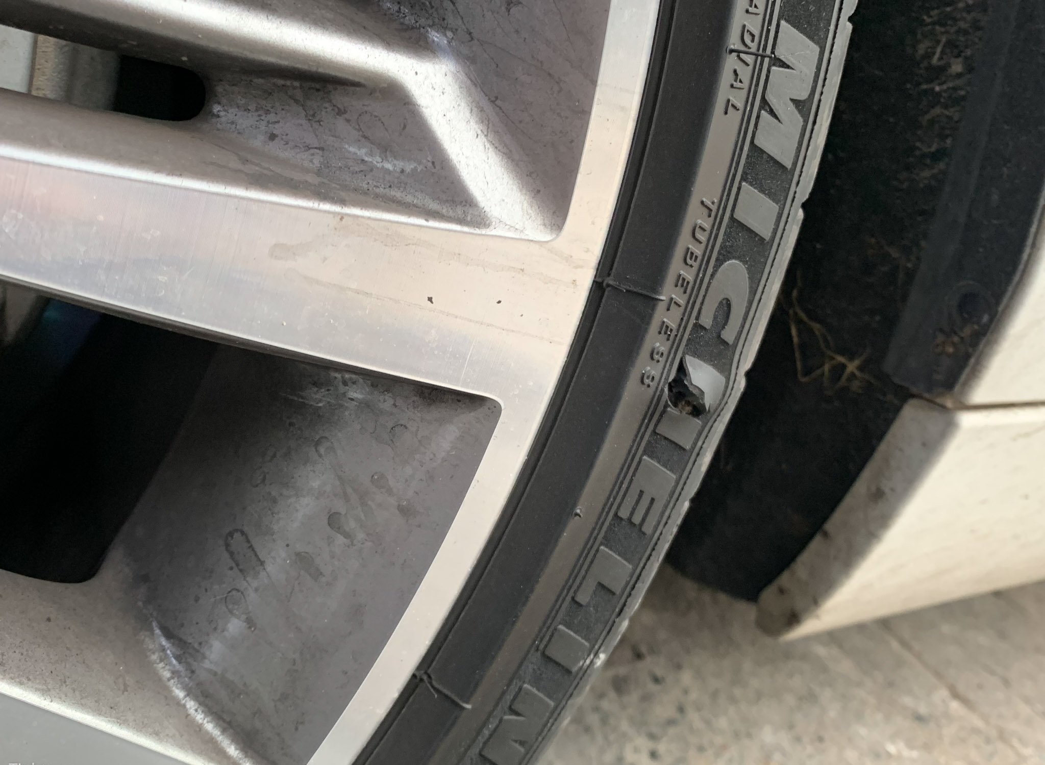 Những dấu hiệu cho thấy cần phải thay lốp xe ô tô