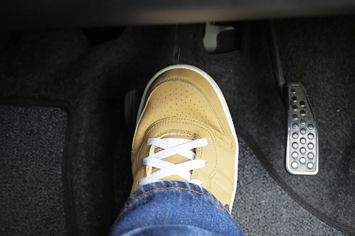 Kinh nghiệm lái xe đi trên đường trơn trượt khi trời mưa