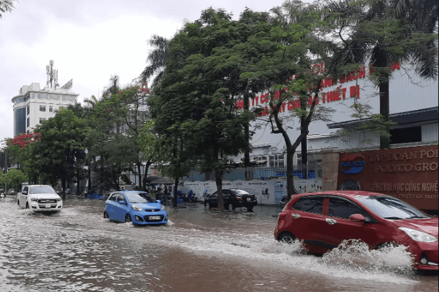 Kỹ năng lái xe ô tô an toàn qua vùng ngập nước: Ứng dụng ngay để tránh gặp 'hạn' thủy kích
