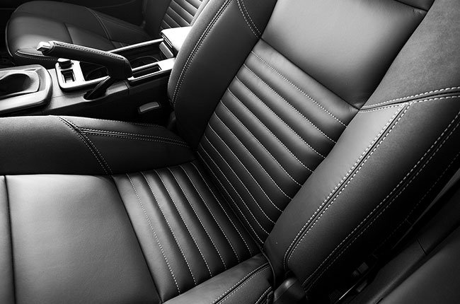 Cách làm sạch ghế ô tô bằng vải, da và da lộn