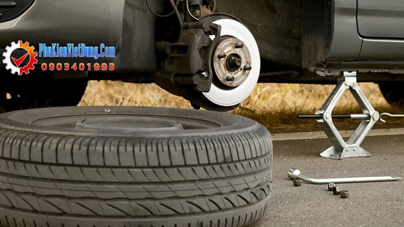 Cách thay lốp dự phòng cho xe ô tô 4 chỗ dễ nhất