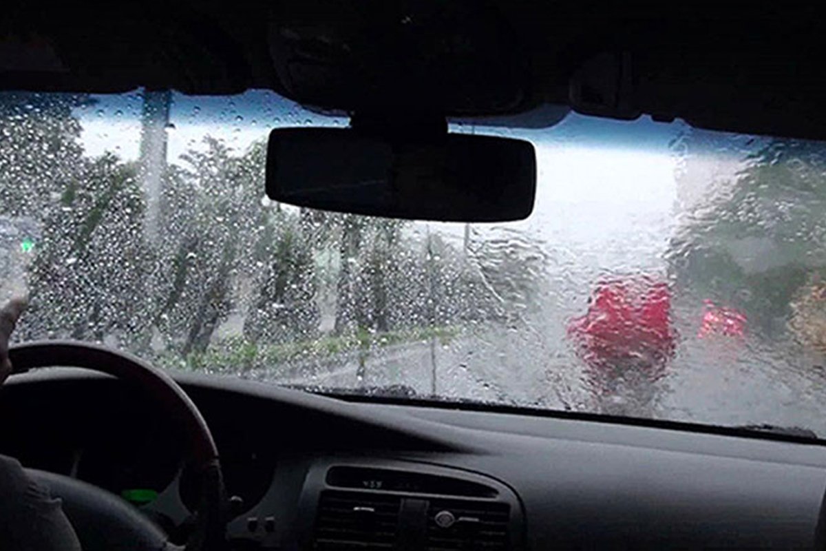 Mẹo xử lý những sự cố thường gặp khi lái xe trời mưa