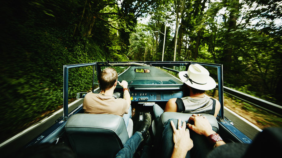 Nguy hiểm tiềm ẩn khi lái xe theo sự dẫn đường của xe khác