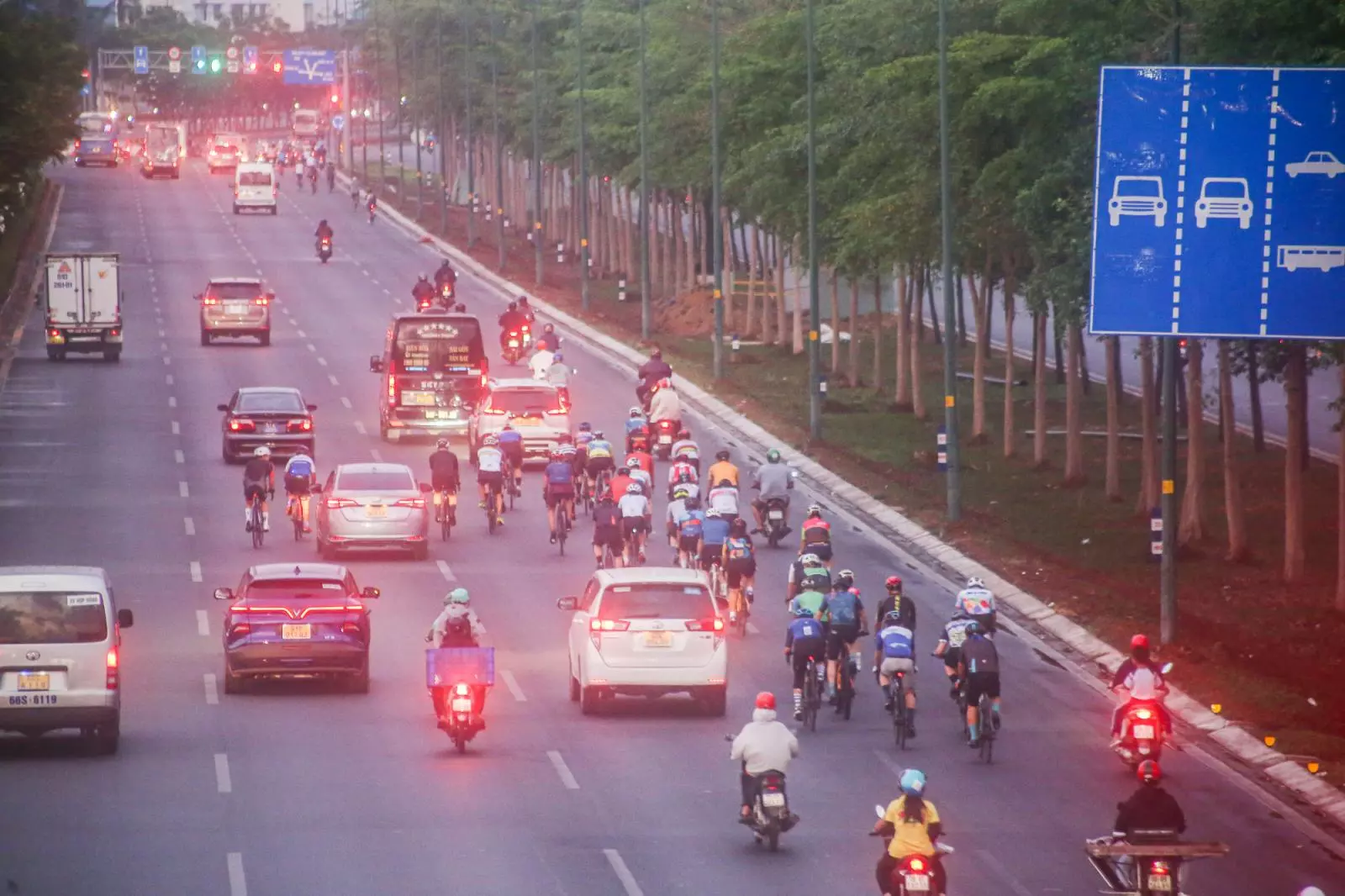 Ô tô vượt đèn đỏ sẽ bị phạt lên đến 20 triệu đồng kể từ 1/1/2025