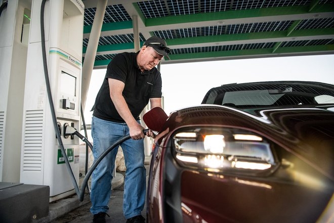 Porsche Taycan phá kỷ lục phượt xuyên Mỹ với hơn 2 giờ sạc điện