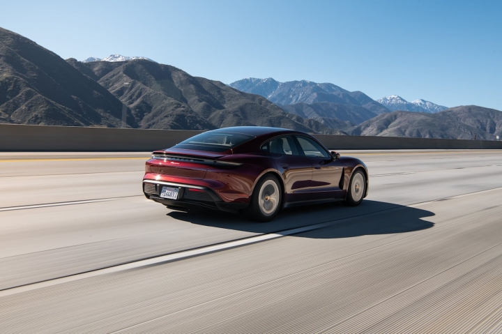 Porsche Taycan phá kỷ lục phượt xuyên Mỹ với hơn 2 giờ sạc điện