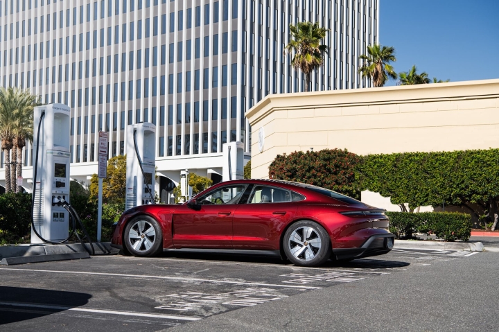 Porsche Taycan phá kỷ lục phượt xuyên Mỹ với hơn 2 giờ sạc điện