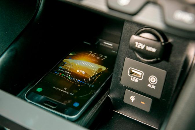 Những đồ vật cấm kỵ để trong ô tô khi đỗ xe dưới trời nắng