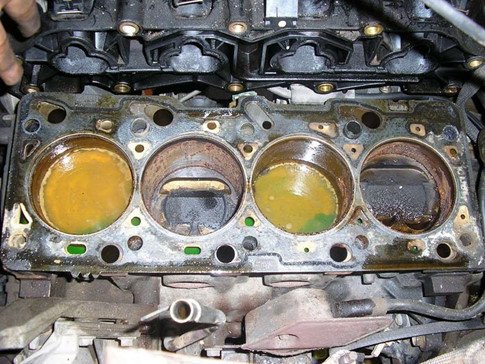 Thủy kích là gì và cách xử lý khi xe ngập nước