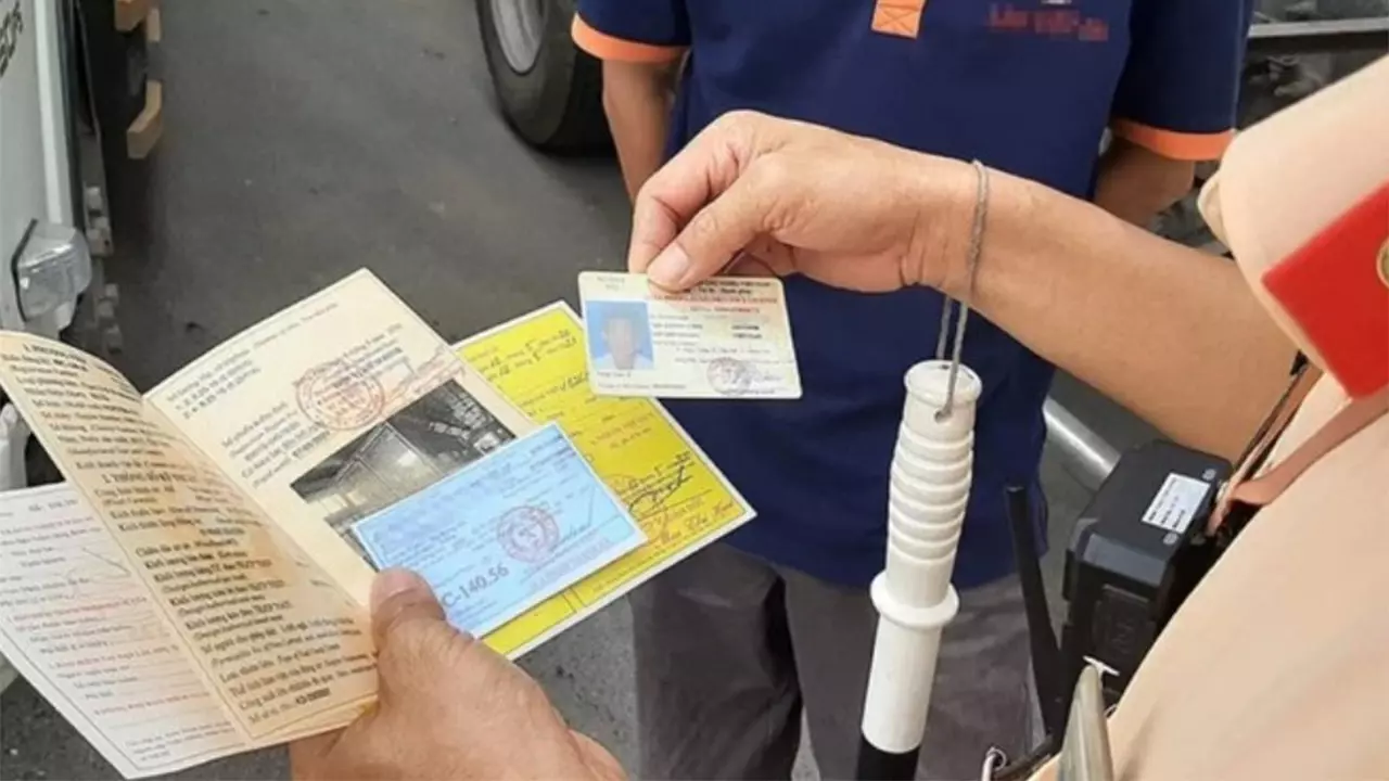 Những hành vi nào sẽ bị trừ hết 12 điểm giấy phép lái xe?