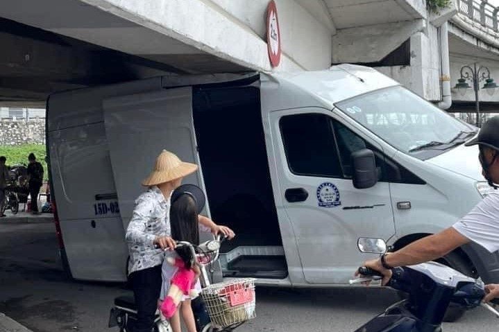 Những lưu ý về chiều cao và cách thoát nạn khi bị mắc kẹt dưới gầm cầu vượt