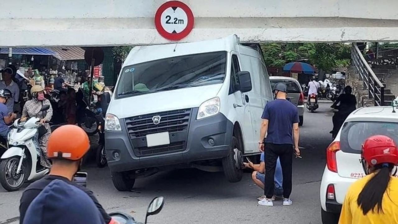 Những lưu ý về chiều cao và cách thoát nạn khi bị mắc kẹt dưới gầm cầu vượt