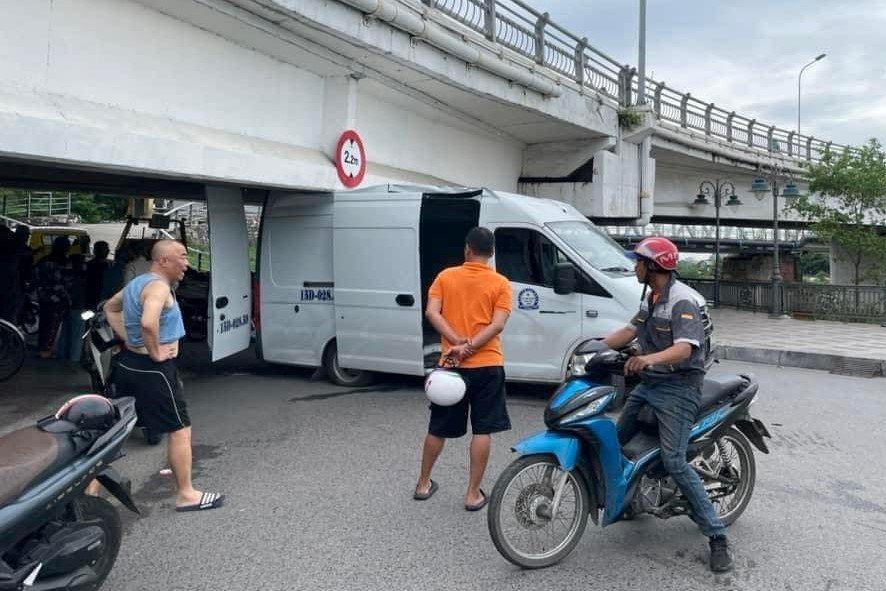 Những lưu ý về chiều cao và cách thoát nạn khi bị mắc kẹt dưới gầm cầu vượt