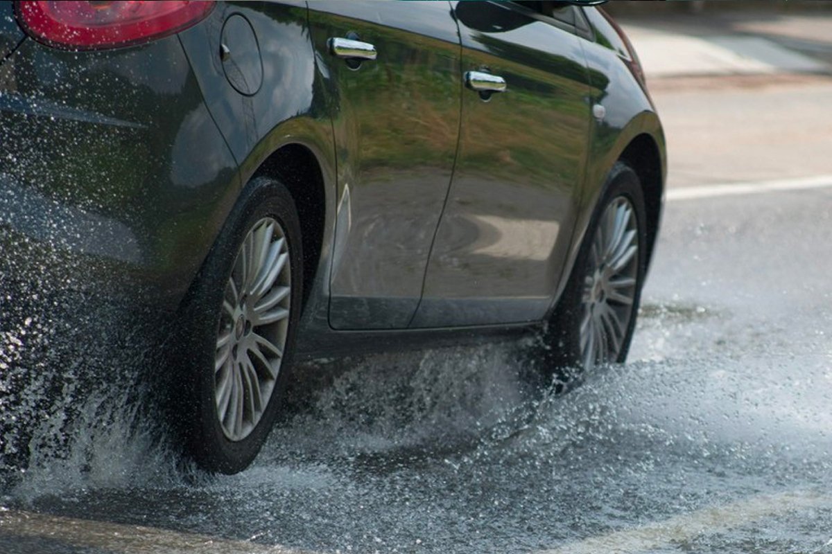 Mẹo xử lý những sự cố thường gặp khi lái xe trời mưa