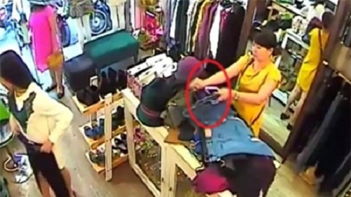 Camera ghi hình nữ quái trộm iPhone ở shop thời trang