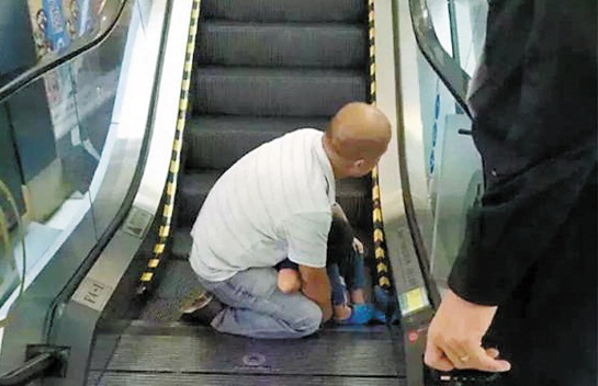 Lại thêm một bé trai 4 tuổi bị kẹt ngón chân vào thang cuốn ở Trung Quốc 