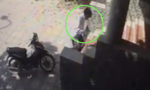 Camera tiết lộ thanh niên trộm xe máy của bạn