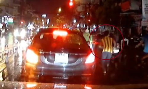 Trộm cạy logo Mercedes chờ đèn đỏ trong 2 giây ở Sài Gòn