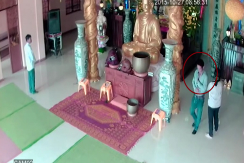 Nhóm trộm dùng sợi thép móc tiền công đức trong chùa