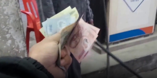 Hà Nội: Clip nhân viên cây xăng bị