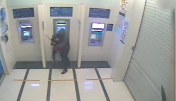 Cướp kề dao vào cổ trấn tiền ở cây ATM