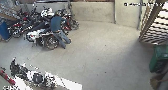Tên trộm kiên trì mở khóa 3 xe máy