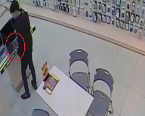 Thủ đoạn trộm laptop khó lường của thanh niên mặc vest