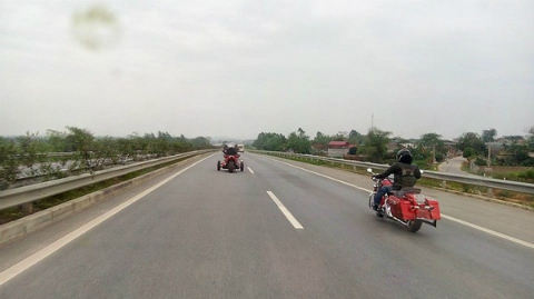 Đoàn môtô phóng trên đường cao tốc cấm xe máy Hà Nội - Lào Cai