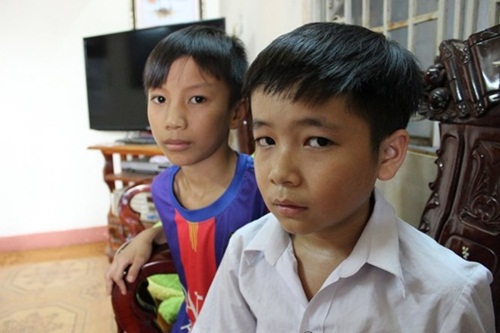 Cô giáo “xẻo tóc” hàng chục học sinh vì không