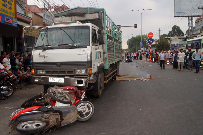 Ôtô tải húc văng nhiều xe máy dừng đèn đỏ