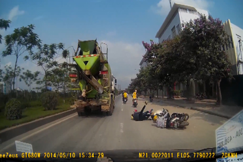 3 người bị tai nạn vì xe máy chuyển làn không quan sát