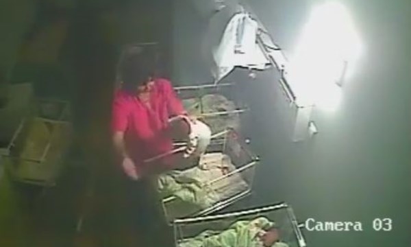 Điều dưỡng đánh đấm bé sơ sinh bị camera bệnh viện ghi lại