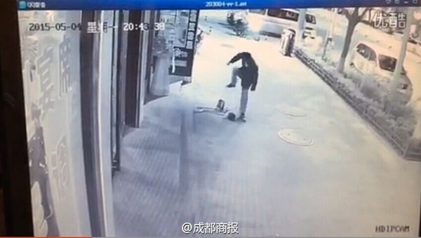 Em bé bị người đàn ông lao đến dẫm đạp dã man ngoài đường