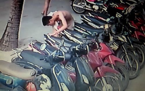 “Phù thủy” chuyên cởi trần phá cốp xe máy