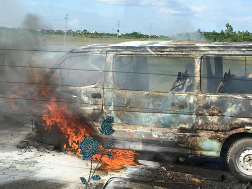 Ôtô bốc cháy trơ khung ở Hà Nội