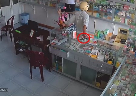 Vờ mua thuốc, nhanh chóng trộm điện thoại rồi tẩu thoát