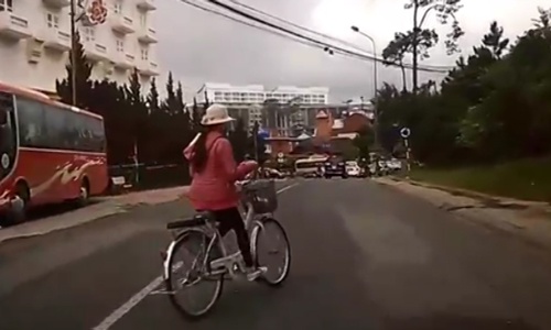 Camera ghi lại cảnh đạp xe qua đường kiểu 'tự sát'