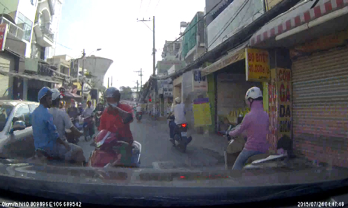 Camera hành trình ghi xe máy lấn làn đường còn vô văn hóa