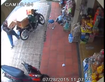 Camera ghi hình thanh niên ngang nhiên trộm đồ
