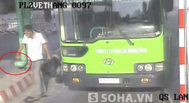Bắt hung thủ đâm gục nhân viên xe buýt nhờ camera