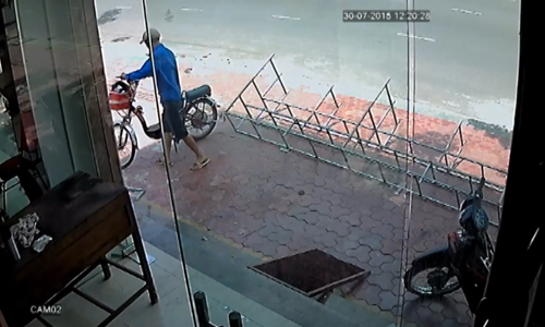 Camera giám sát ghi hình nam thanh niên trộm xe đạp điện 