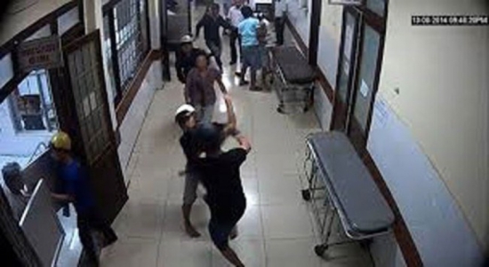 Hành hung các y tá, bác sĩ bị camera ghi hình