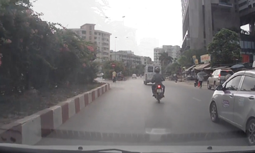 Camera hành trình với pha vượt trái ôtô đâm vào dải phân cách