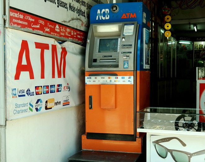 Bắt các đối tượng gắn camera lên trụ ATM để trộm tiền